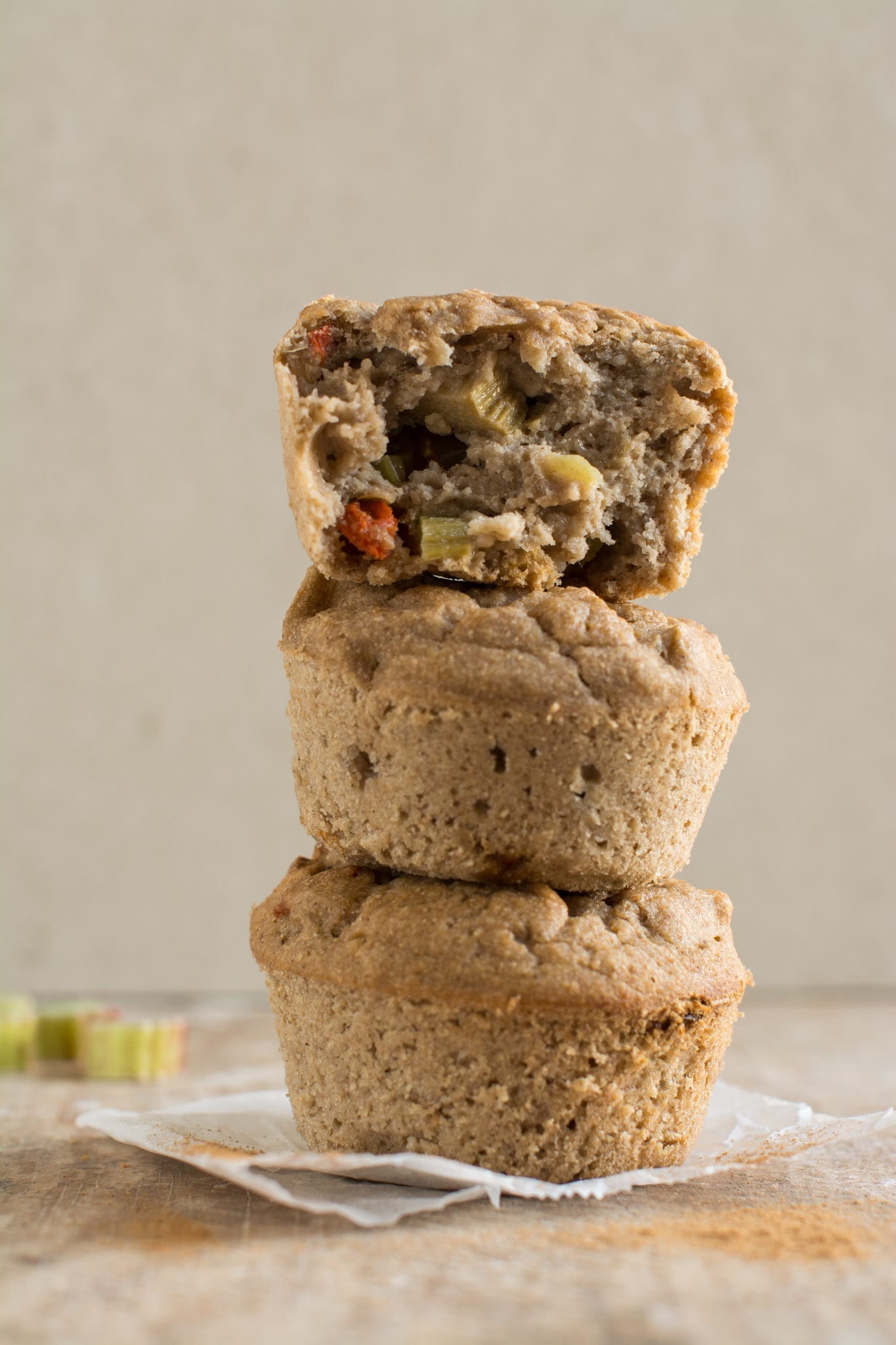 These vegan rhubarb muffins make a perfect breakfast or a lean snack to enjoy in the afternoon with tea. Besides being quick and easy to make, they are also oil-free, sugar-free, dairy-free, gluten-free.