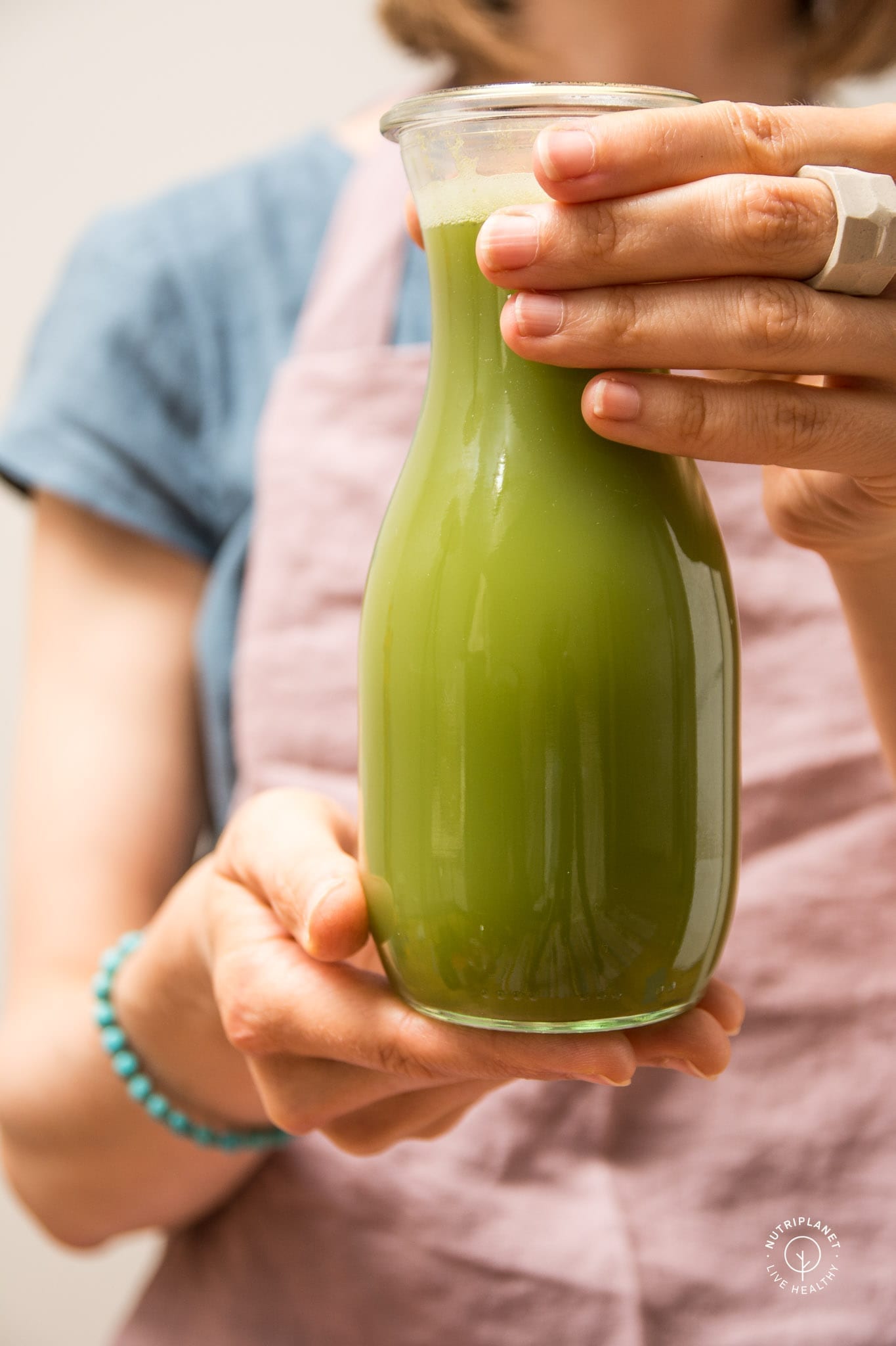Celery juice benefits, my experience and the correct way to drink it.