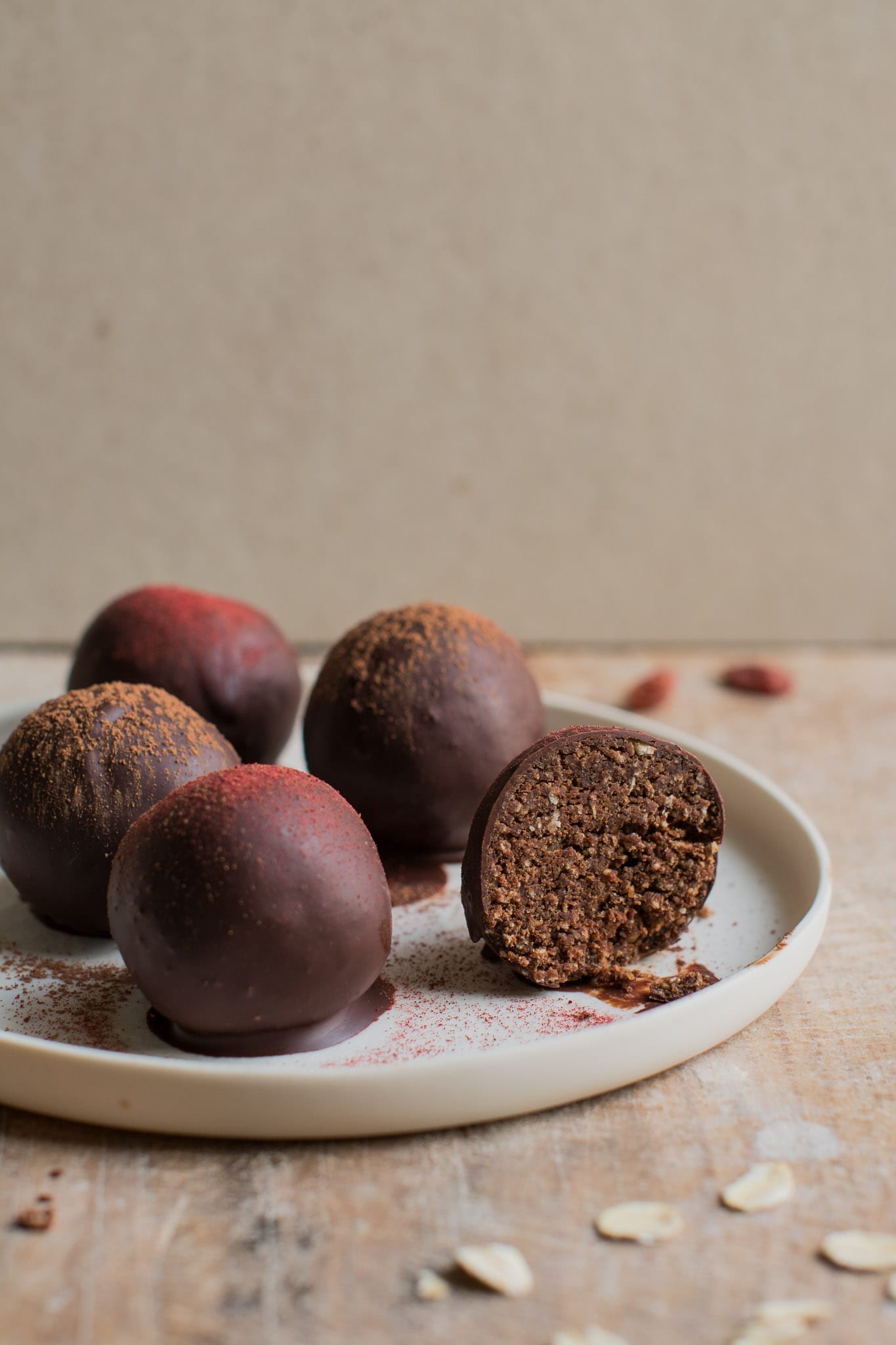 Quick and easy gingerbread flavoured vegan energy balls that are perfect as healthy snacks when you need a pick-me-up in the afternoon. You only need a food processor or a large bowl, a spoon and 25 minutes of your time.