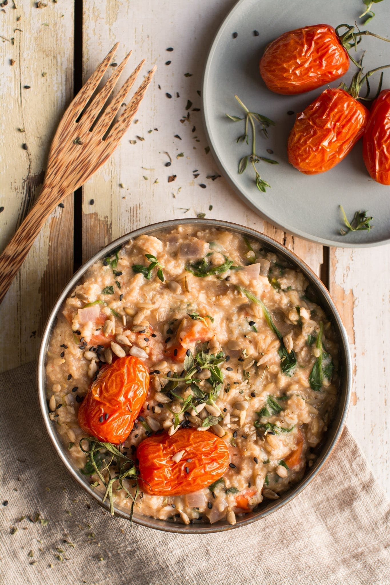 This delicious savory oatmeal is full of Mediterranean flavours and nutrients that your body will appreciate in the morning.